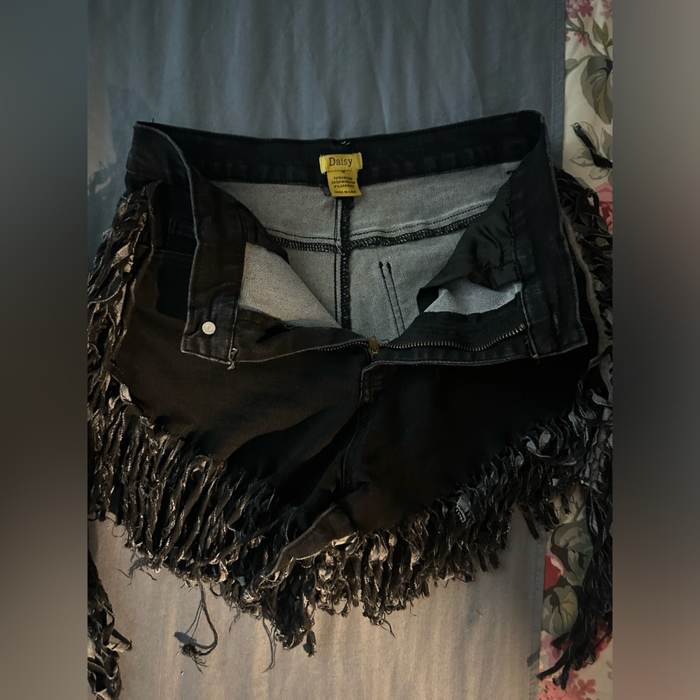 DAISY BLACK SHORTS USED SIZE MEDIUM